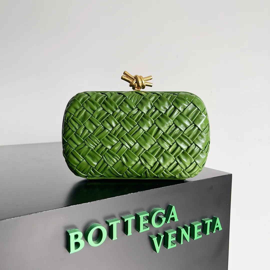 Batch 1860 BV Knot | The classic return of the evening bag. Original leather ➕ Stainless steel hardware ➕ 24k real gold plating ➕ Fully handmade. Those who know the history of our brand should have heard that the knot is a story of Bottega Veneta, and it is also one of the more important design elements. Matthieu Blazy's work this season sublimates Knot's classics, with a new knot design and a woven shoulder strap, plus Fouland Intreccio's weaving technology, adding some fashion to the retro and nostalgic feel of the past. Style number: 717622 Size: 20.5*6*12.5